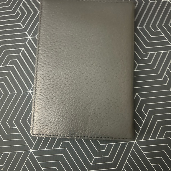 Kate Spade Leather Passport holder with card slots - Picture 4 of 6
